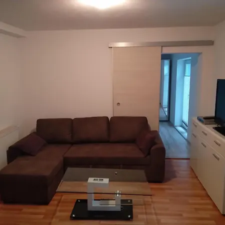 Apartment Zentral Und Ruhig - 2 4 Schlafplaetze, Kueche, Waschmaschine, Self Check In *